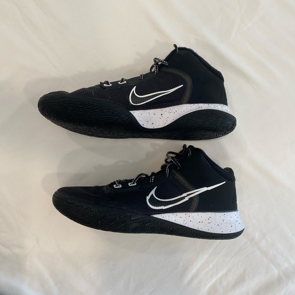 Nike Men\'s Kyrie Flytrap 4 \'Black White\' - 13 main image 5